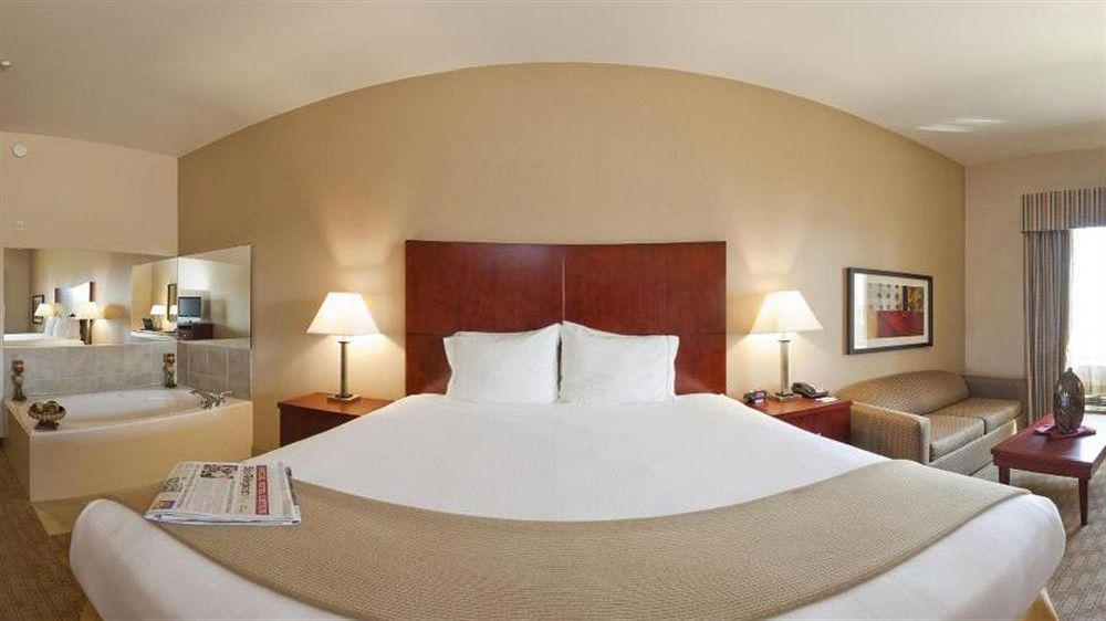 Red Lion Inn & Suites Mineral Wells Exterior photo